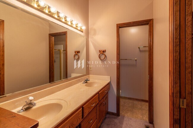 Building Photo - Bellevue Townhome