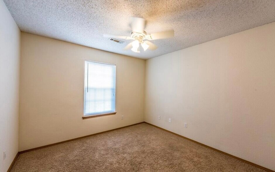 Bedroom - 887 N Daisy Ln