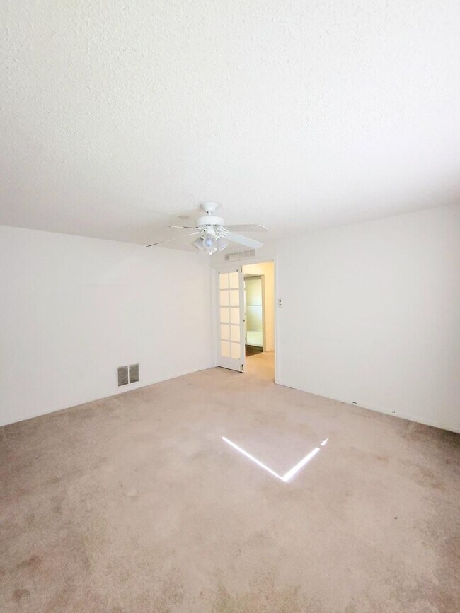 Building Photo - 4 bedroom home with fenced back yard!