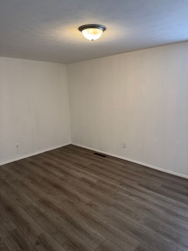 Building Photo - 2 Bedroom | 1.5 Bath | Located in Springfield!