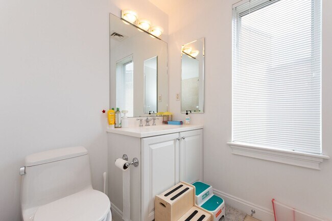 Building Photo - Amazing Brookline 3 bed 2.5 bath....