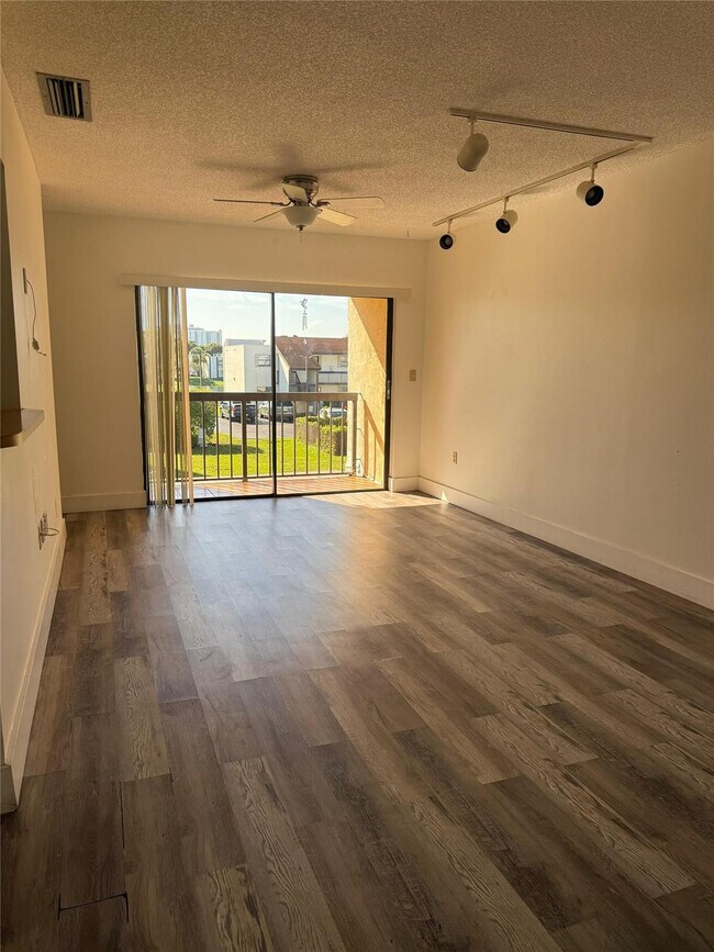 Building Photo - 660 W Park Dr