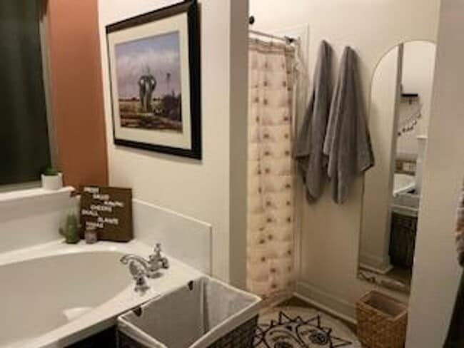 Building Photo - Live the Legacy Life – 3 Bed, 2 Bath Beauty!