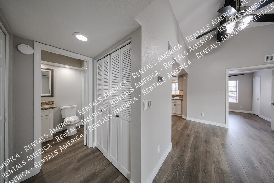 Building Photo - 700 E Mesquite Cir