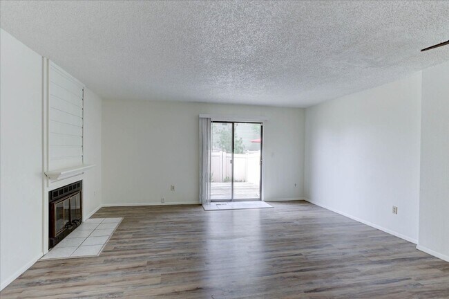 Building Photo - 2033 Gyros Cir