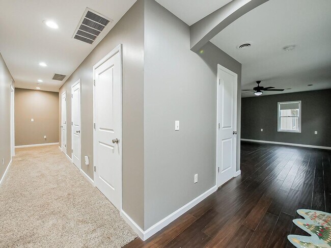 Building Photo - Charming 3-Bed, 2.5-Bath Home in Pinckney!