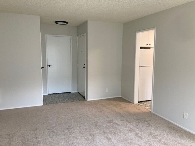 Building Photo - Updated extra large one bedroom at Woodlake
