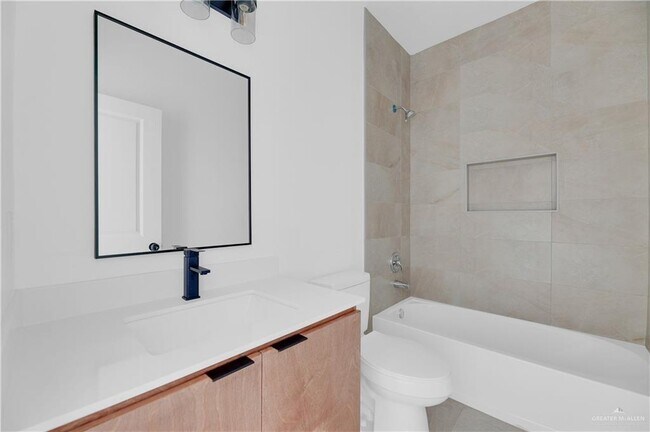 Building Photo - 16 E Mayfair St