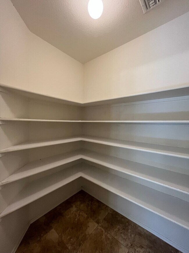 Building Photo - 4 Bedroom Home in Lantana Village Near E Ocotillo Rd. and S McQueen Rd!