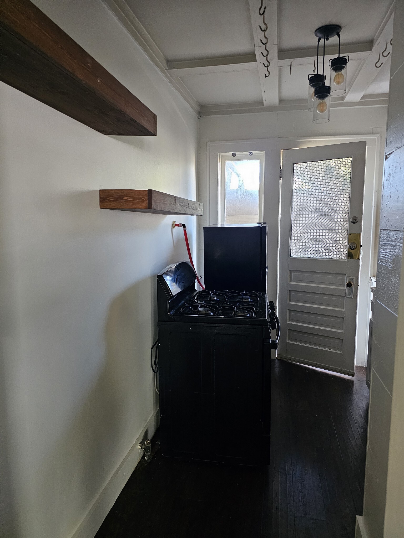 Kitchen (view of private entrance) - 1302 W Bell St