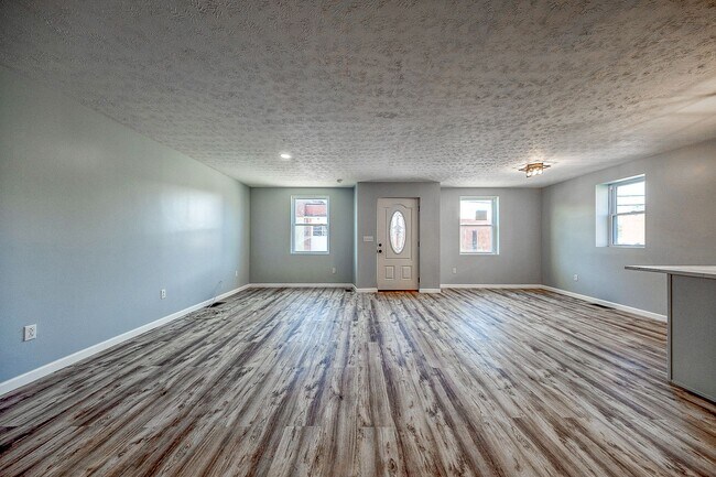 Building Photo - Grand Ave Duplex