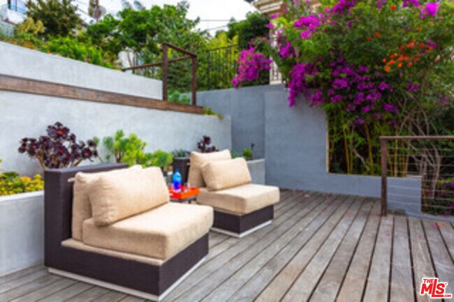 Building Photo - 218 Montreal St