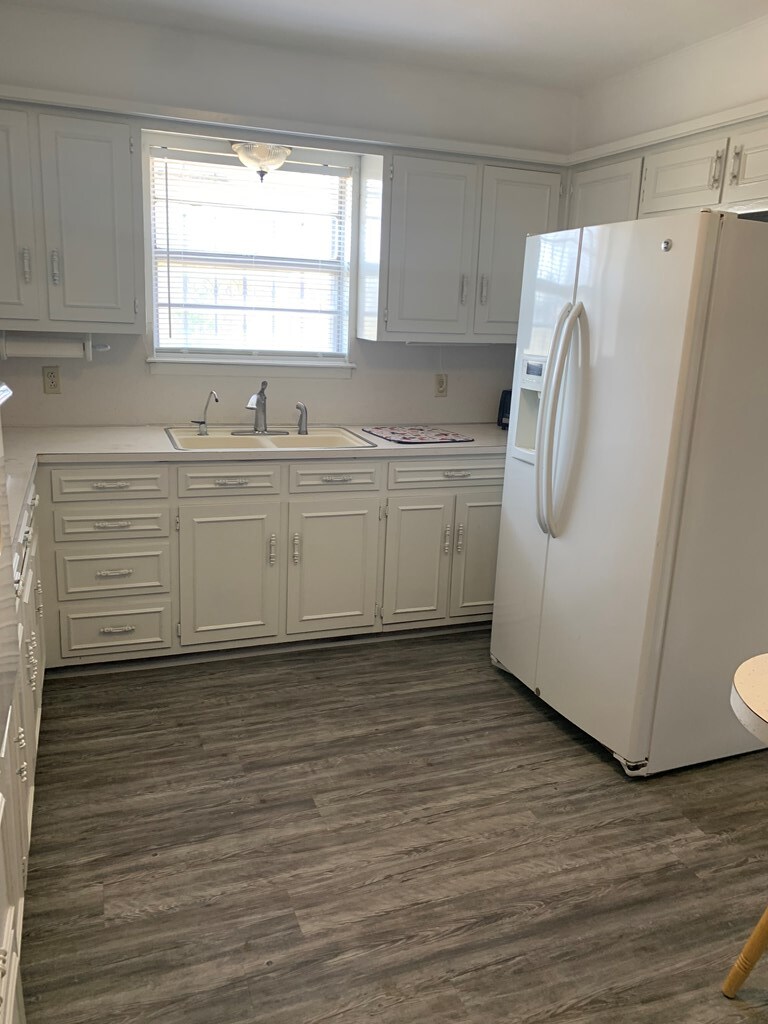 Building Photo - 984 E Schirra Dr