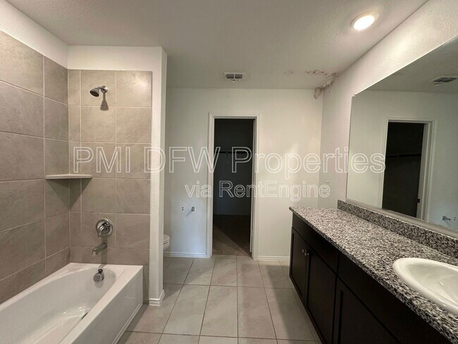 Building Photo - 1638 Woodbrook Dr