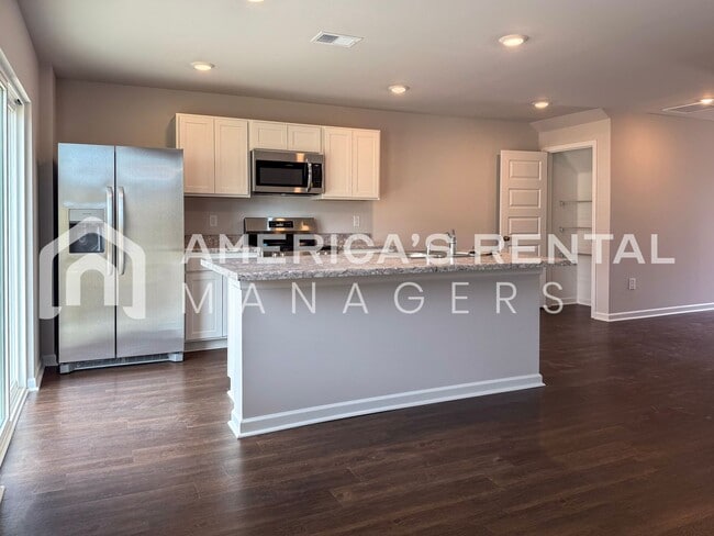Building Photo - Escape to Lakeside Living in Lincoln! Available to View Now!