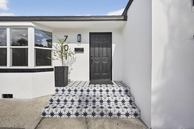 Building Photo - 701 37th St