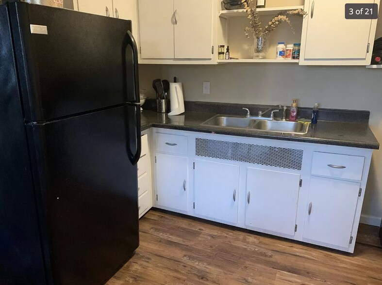 Kitchen - 437 Claranna Avenue