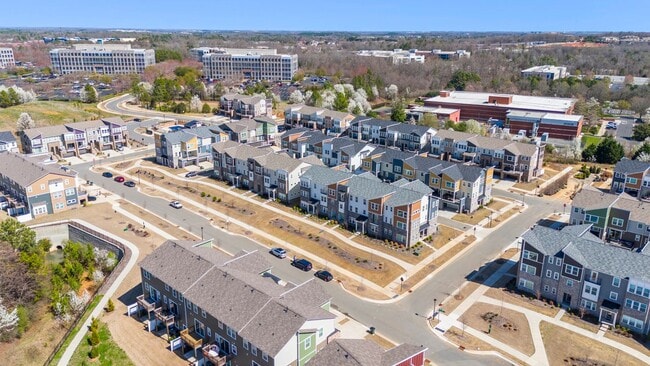 Building Photo - Gorgeous Aria at the Park 3 Bedroom Townhouse!