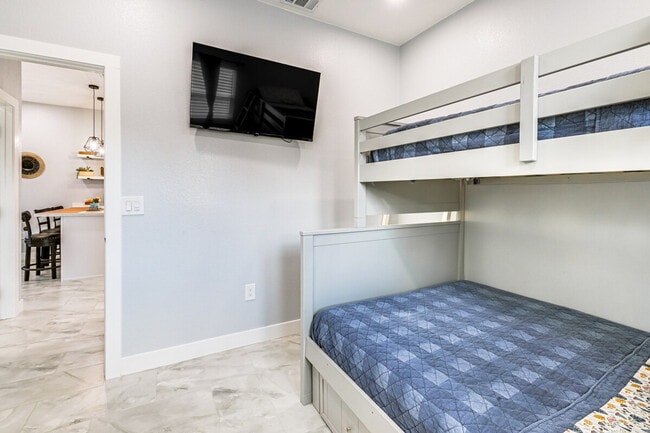 Building Photo - 226 E 10th St