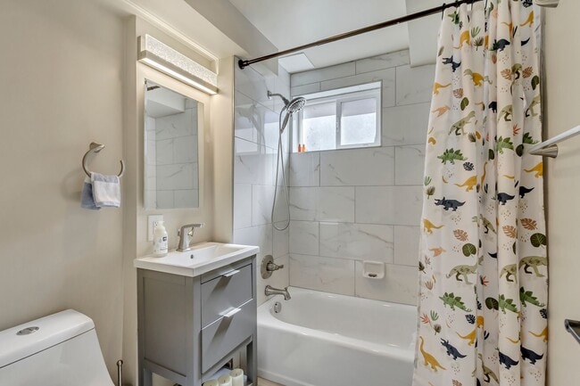 Building Photo - Beautiful 5-Bedroom Home in Sandy!