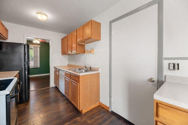 Building Photo - 1st MONTH FREE RENT! Charming 3 Bed 1 Bath In Quiet Neighborhood