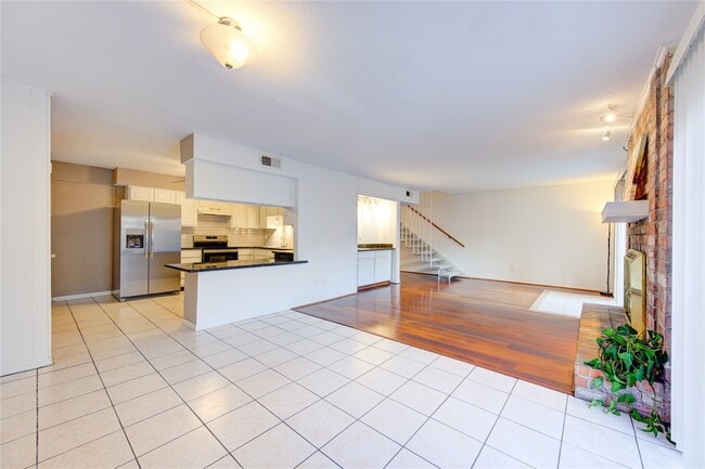 Building Photo - 10363 Briar Forest Dr