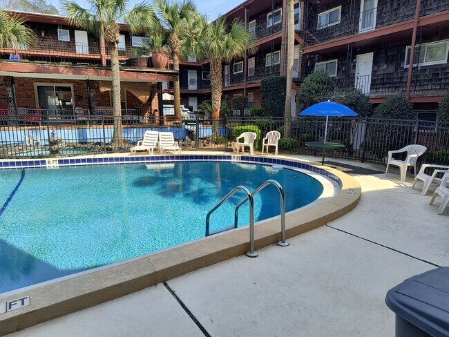 Building Photo - WONDERFUL 2 Bedroom 1.5 Bathroom condo