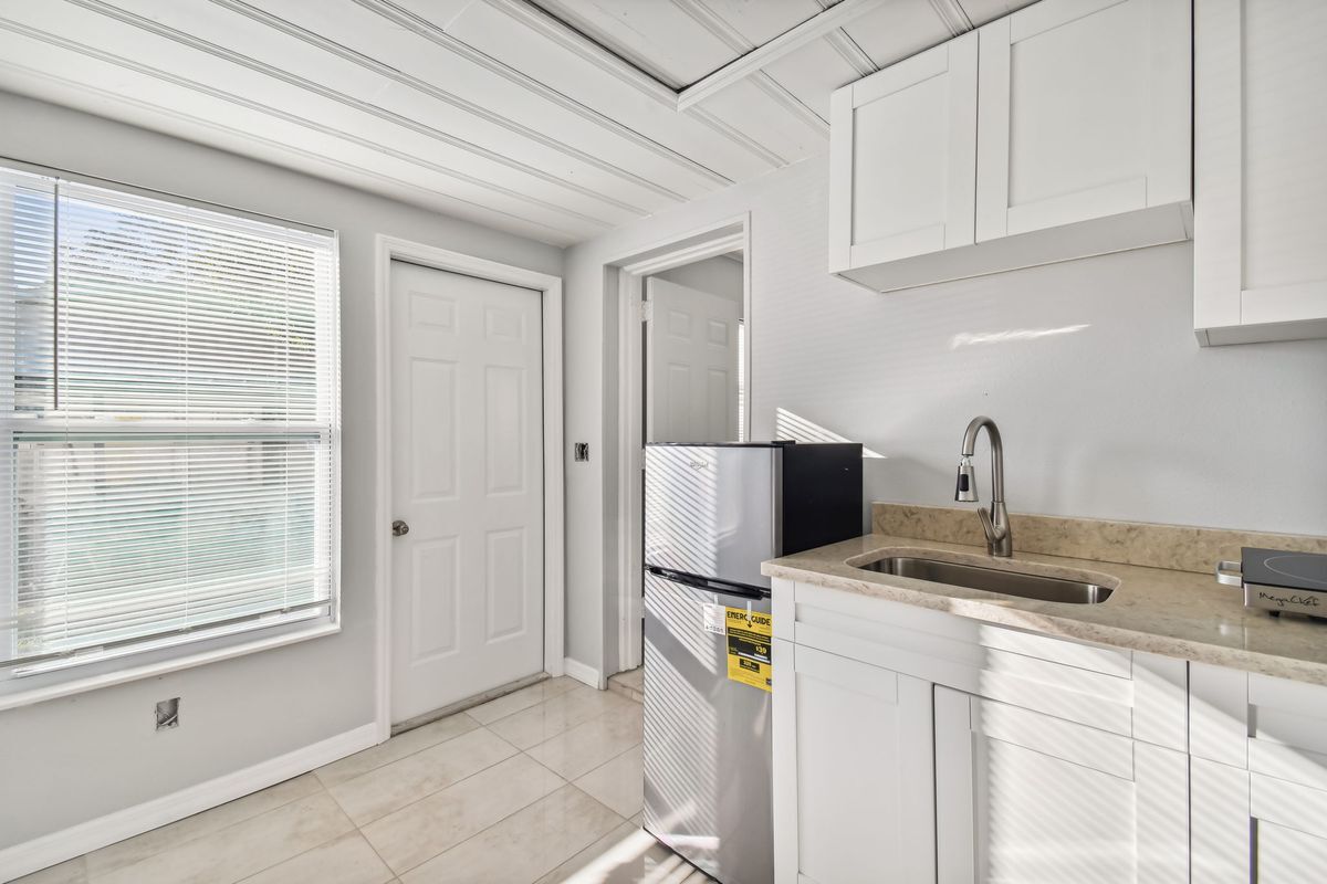 Building Photo - 39041 Manor Dr
