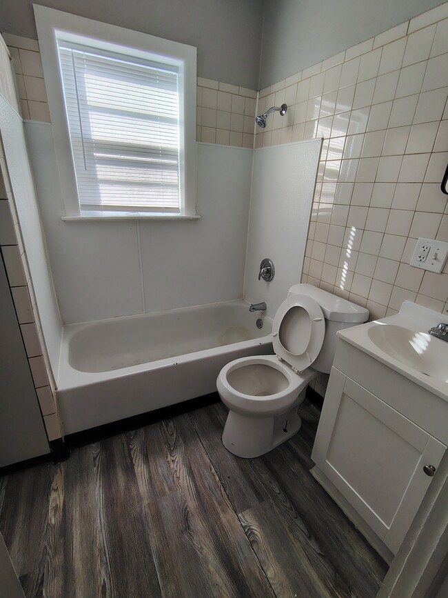 Building Photo - 1002 Montague St