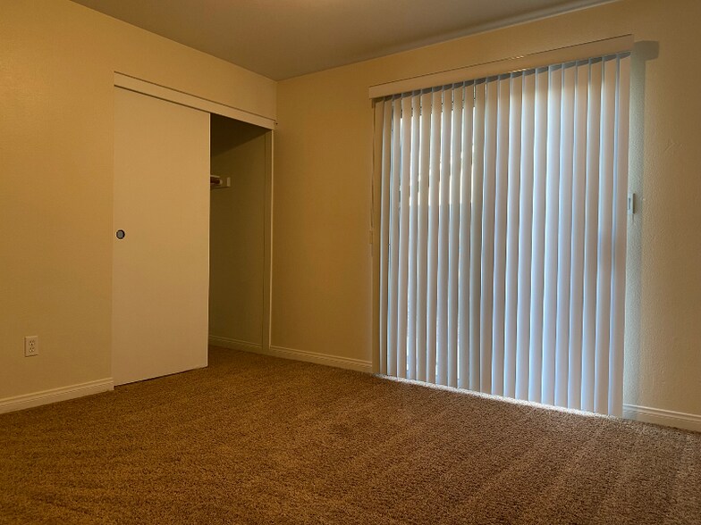 Building Photo - 500 White Ln