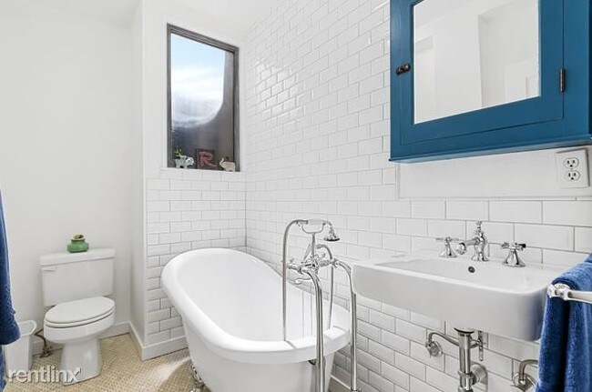 Building Photo - 1 br, 1 bath Condo - 1811 NW Couch St Apt 512