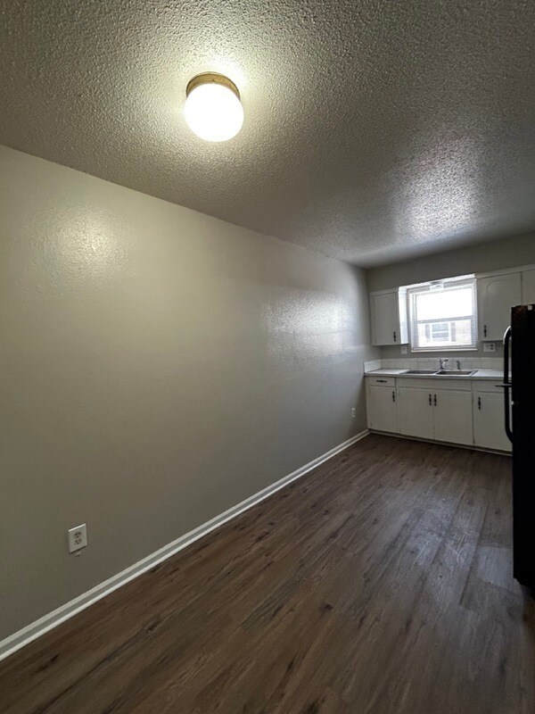 Building Photo - 1415 W Maple Ave