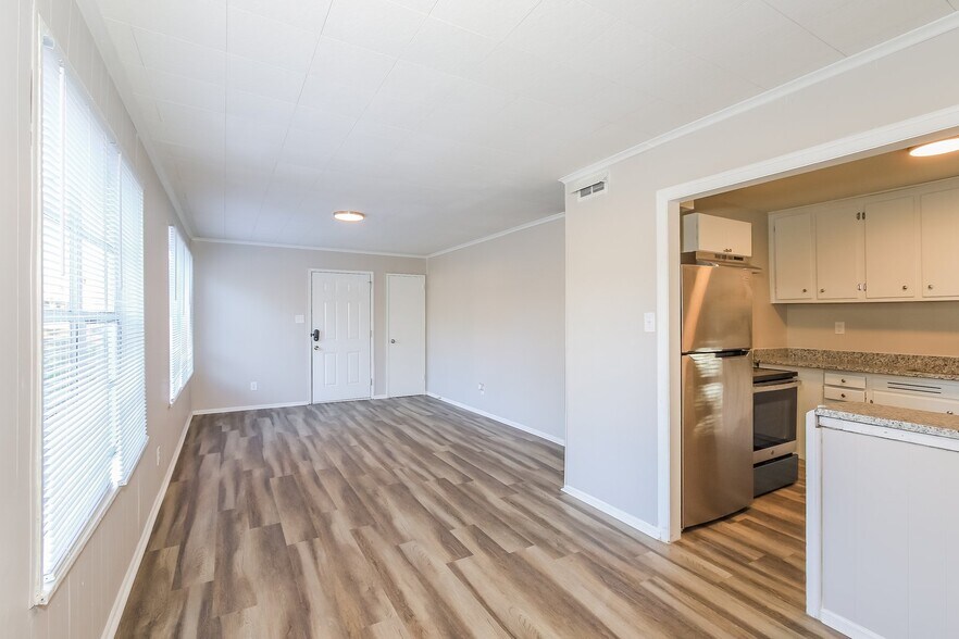 Building Photo - 1112 Alderman St NE