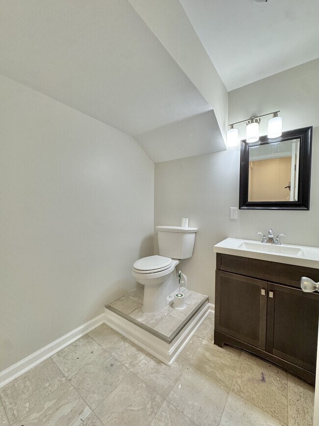 Building Photo - 550 Norwood Dr