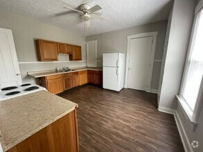 Building Photo - 2 Bedroom with Spring Rent Special!