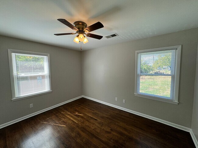 Building Photo - Charming 3-Bedroom Home in Nicholasville, 2 Car Garage! Fenced in Backyard!