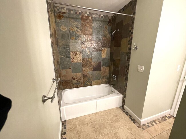 Building Photo - Spacious 2 Bedroom 2 Bathroom Condo in Kal...