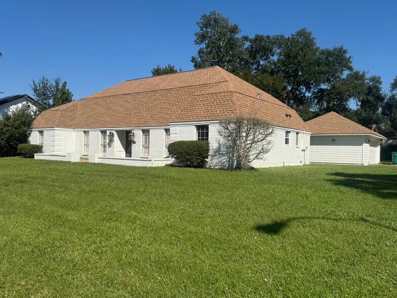 Primary Photo - 2700 Country Club Dr