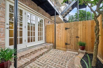 Building Photo - 453 N Post Oak Ln