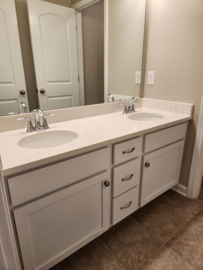 Building Photo - Charming Davidson 4-Bedroom with Modern Fi...