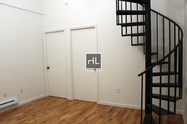 Building Photo - MELROSE STREET / 3-Bed 1.5-bath Bushwick P...