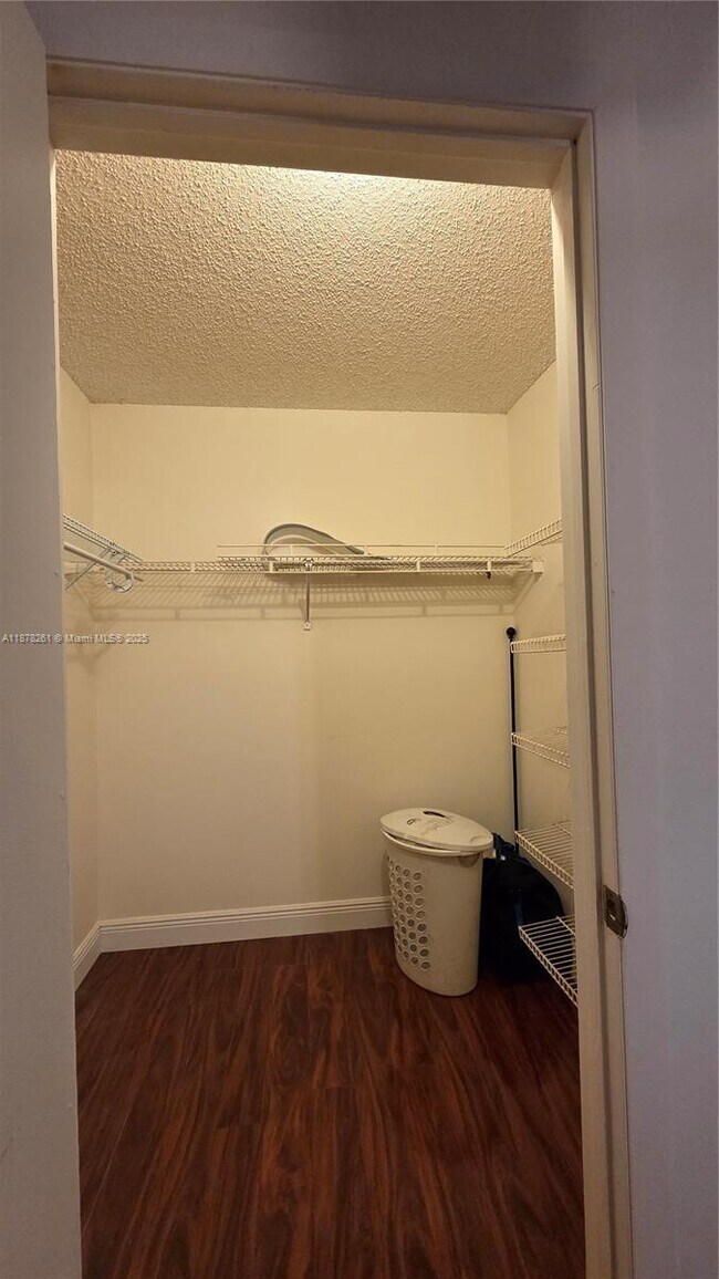 Building Photo - 9999 Summerbreeze Dr