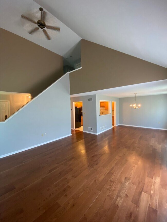 Building Photo - Beautiful 3 BR End Unit Townhouse in Summit Hills!