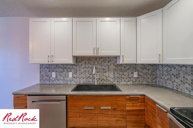 Building Photo - Newly Remodeled 3 Bedroom Townhome. Small ...
