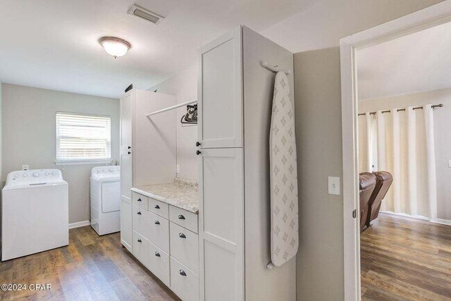 Building Photo - ** Brick Home in great neighborhood close to TAFB