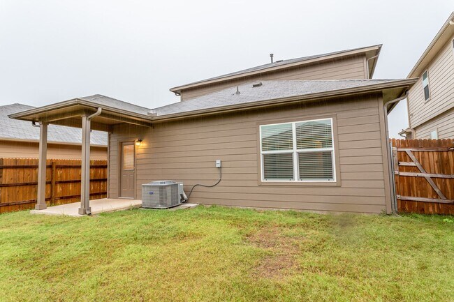 Building Photo - Beautiful 3 Bed / 2.5 Bath Home with High ...
