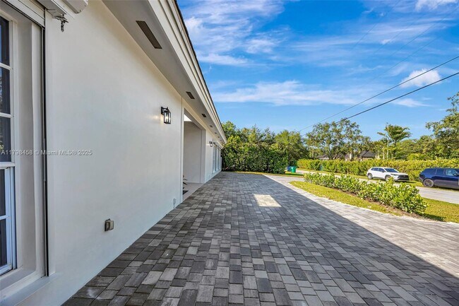 Building Photo - 6841 SW 71st Ave