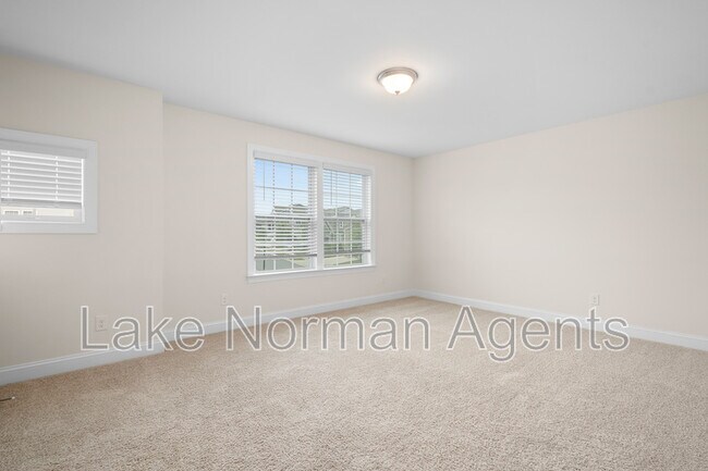 Building Photo - 196 Longleaf Dr