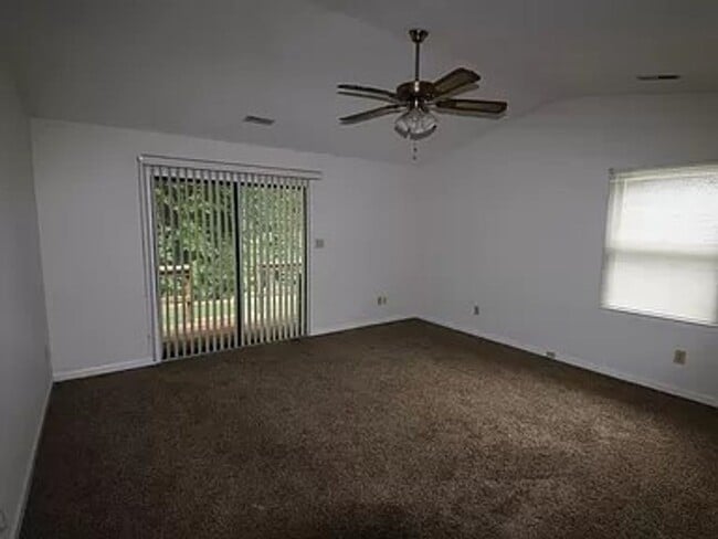 Building Photo - 3 bedrooms, 2 bath one level town-home wit...