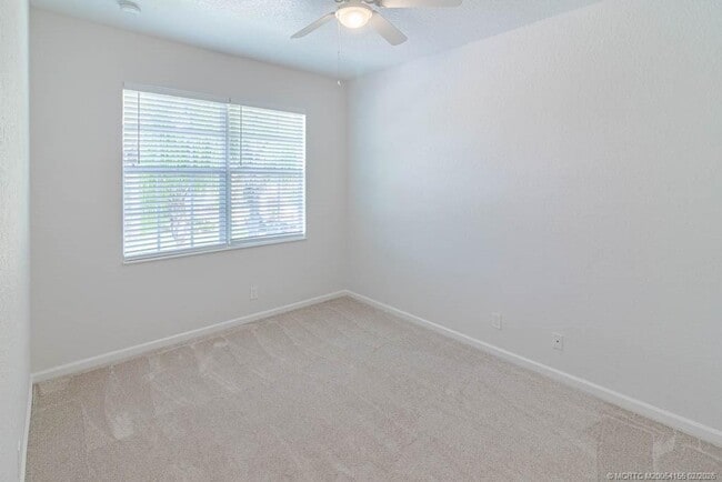 Building Photo - 356 SE Bloxham Way